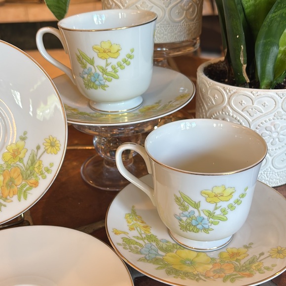 Ekco Cups and Saucers Spring Bouquet Pattern - Picture 9 of 14